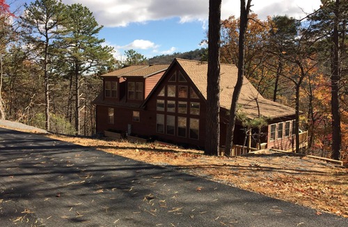 McGaheysville Ski Chalet | SLOPESIDE- Private Luxury Chalet w/Mtn views, Backs to Slopes, Paved Driveway