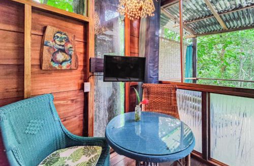 Chiguata Apartment | Sloth Romantic Treehouse with plunge pool
