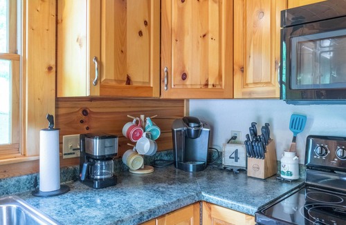 Qualla Cabin | Slow Lane Express-Hot Tub - Fire Pit - Covered Porch