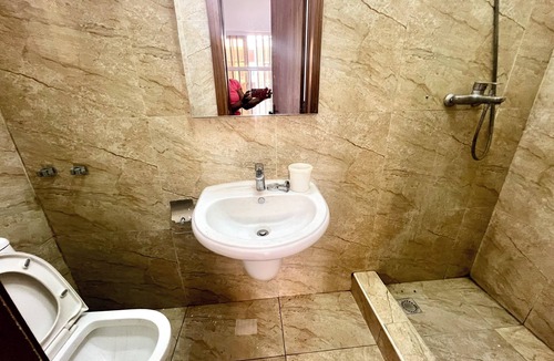 Utako Apartment | SMALL BQ ROOM in A Secured Estate WITH POOL, GYM & 24 Hrs LIGHT