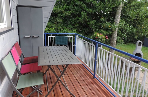 Messac Ski Chalet | Small house on the banks of the Vilaine 2 Bedrooms Living room and fitted kitchen