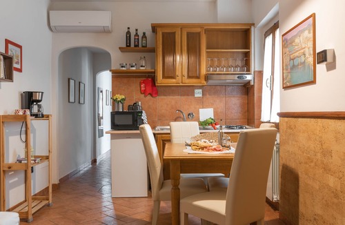 San Frediano Apartment | SMALL IRIS FLORENCE CENTER