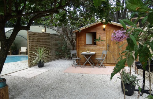 Eyragues Cottage | Small Loft in 17th century farmhouse, private heated pool, St Rémy de Provence, classified 3*.
