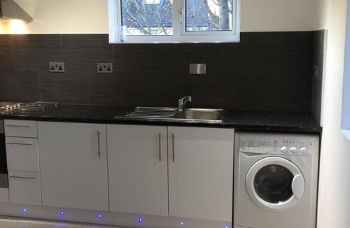 Pinkwell Apartment | Small Modern Comfortable 2 Bedroom Apartment - cmyr