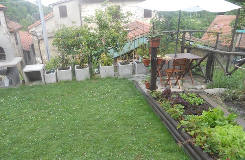 Raggiolo House | Small renovated stone villa with garden.