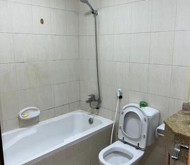 Ajman House | Small Room shared bath with beach access for single person or short stay couplesغرفة صغيرة مع حمام مشترك مع إمكانية الوصول إلى الشاطئ لشخص واحد أو للأزواج الذين يقيمون لفترة قصيرة