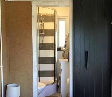 Porthleven Apartment | Small self contained room