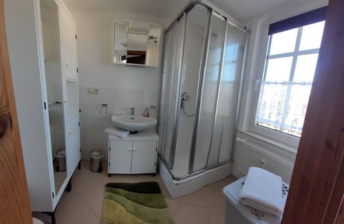 Rabenstein House | Small single room with private bathroom - time out from everyday life