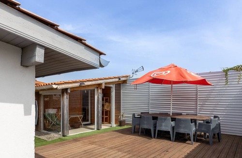 Tarnos Apartment | Small studio on property in Tarnos, with swimming pool, Wi-Fi & garden
