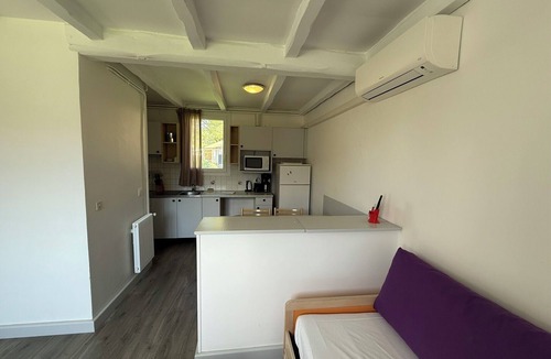 La Roque-sur-Pernes Condo | Small T2 cottage in provencal style
