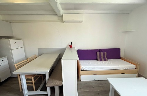La Roque-sur-Pernes Condo | Small T2 cottage in provencal style