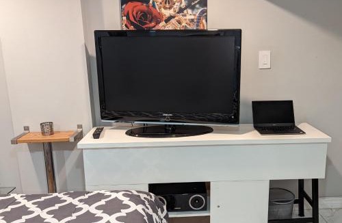 Parkdale House | Smart Home Tech Room Ideal for Knowledge Workers 10 min walk to GO Station