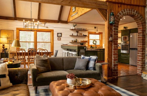 Wardsboro Cabin | Smart Log Cabin: Tesla Backup, Starlink, Game Room, Hot Tub - Mt Snow & Stratton