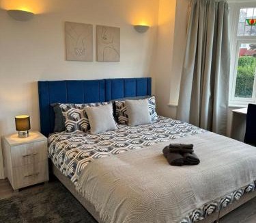 Arnos Grove House | Smart Rooms Piccadilly Line Central London Alexandra Palace