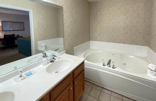 South Burlington Hotel | Smart Suites, an Ascend Collection Hotel