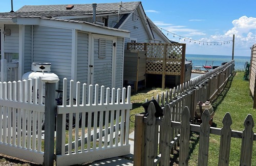 Birdsnest Cottage | Smith Beach cottage w/private sunset