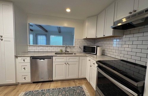 Crane Hill House | Smith Lake Home-Great Location- New Bentley Tritoon available