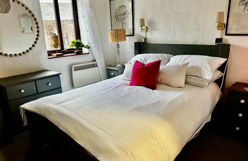 Whitchurch Canonicorum House | Smugglers Cottage converted Barn with Pool & Jacuzzi NR Lyme Regis