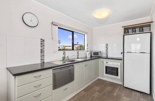 Snells Beach House | Snells Seaside Bach - Snells Beach Holiday Home