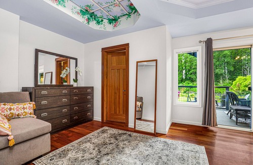 Snoqualmie House | Snoqualmie downtown private home on the river