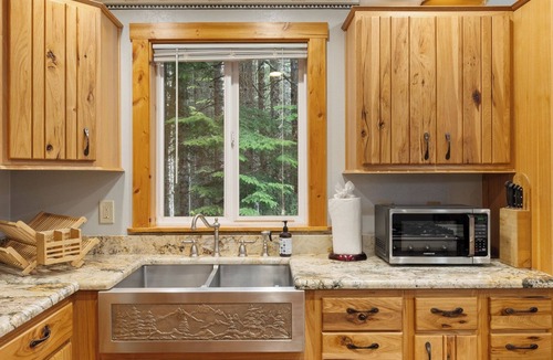 Snoqualmie Pass Cabin | Snoqualmie Pass Ski Cabin w/Hot Tub and Bonus Tree House!