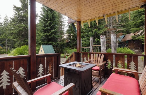 Snoqualmie Pass Cabin | Snoqualmie Pass Ski Cabin w/Hot Tub and Bonus Tree House!