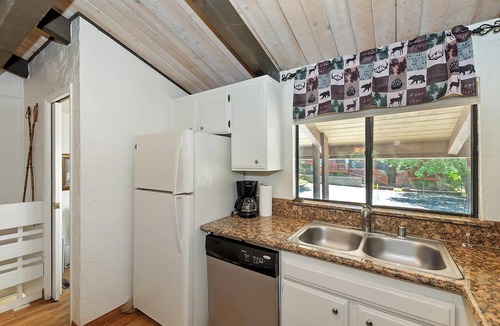 Big Bear Lake Cabin | Snow Summit Ridge : Steps to Snow Summit! Pet Friendly! Community Pool! Cable TV! Deck! Patio!