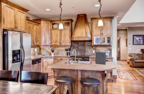 Snow Pine Estates House | Snowbanks 4