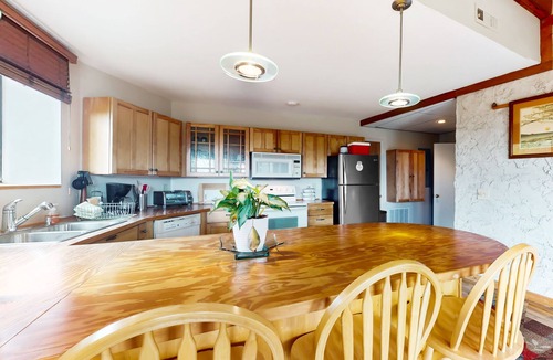 Sky Valley Cabin | Snowbird-friendly cabin with amazing mountain views, porch & central AC