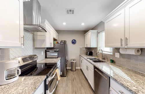 Encanto House | Snowbird-friendly home with central AC, washer/dryer & free WiFi - near golf