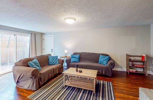 Central Oregon House | Snowbird-Friendly Home with Private Washer/Dryer, Fast WiFi, Yard, & A/C
