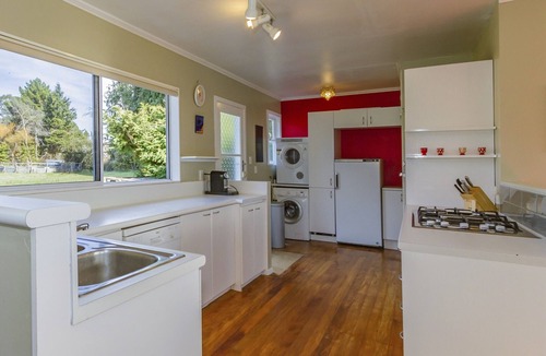 Rangataua Cottage | Snowcano Cottage - Rangataua Holiday Home
