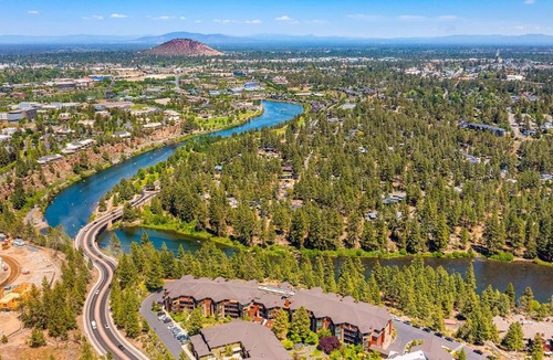 Century West Apartment | Snowcap Escape at Mount Bachelor Village Resort with Pool and Hot Tub
