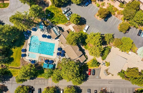 Century West Apartment | Snowcap Escape at Mount Bachelor Village Resort with Pool and Hot Tub