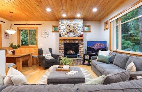 Glacier House | Snowline Hillside Chalet