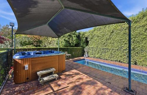 Canobolas House | Snowline - Ultimate Getaway, Pool, Spa & Tennis