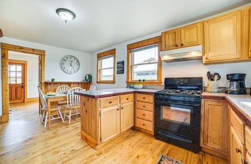 Mackinaw City House | Snowmobiling Hub! Mackinaw City Home 3 Mi to Beach