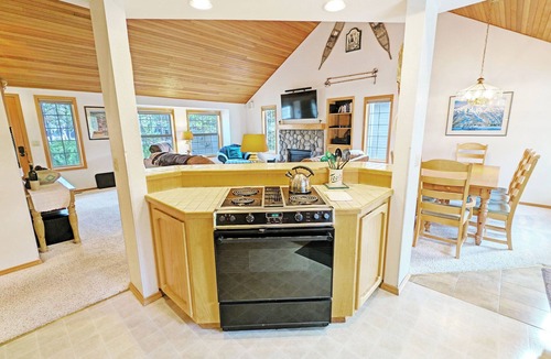 Deer Park House | Snowshoe Inn - Hot Tub, SHARC, Mountain Decor