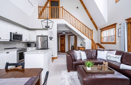 The Blue Mountains House | Snowy Mountain Summit & Sol - Shuttle & Pool
