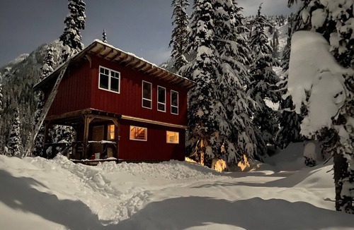 Blue River Cabin | Snowy Mountain Lodge