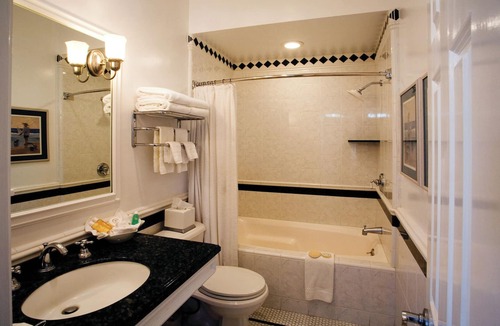 Avalon Hotel | Snug Harbor Inn
