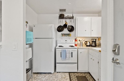 Market District Apartment | Snug Spot 70 - Close to Downtown & Autzen studio