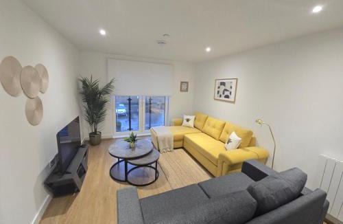 Whyteleafe Apartment | Snuggle Inn Serviced Apartments, Great choice for large groups, Contractors, Business Executives and Family Vacations in the stunning valley of Surrey Hills, secure Private Parking, Offering Easy Train Access to London, Gatwick airport, M25