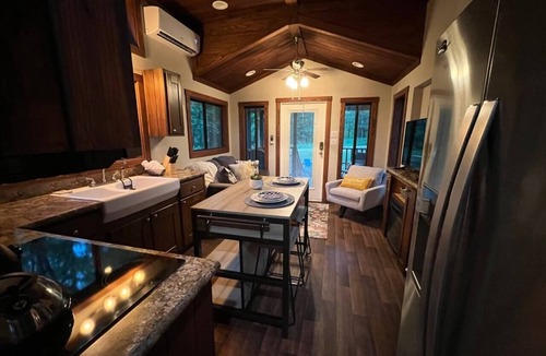 Pickens Cabin | Snuggle Up-Swimming Pool & Clubhouse - Tiny House