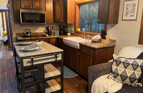 Pickens Cabin | Snuggle Up-Swimming Pool & Clubhouse - Tiny House