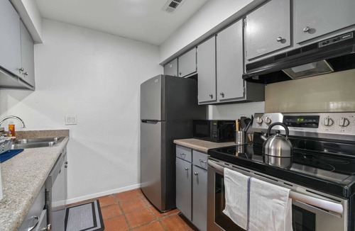 Bouldin Apartment | So. Congress PARK VIEW | Free Pkg