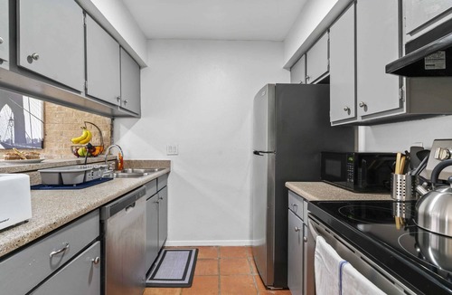 Bouldin Apartment | So. Congress PARK VIEW | Free Pkg