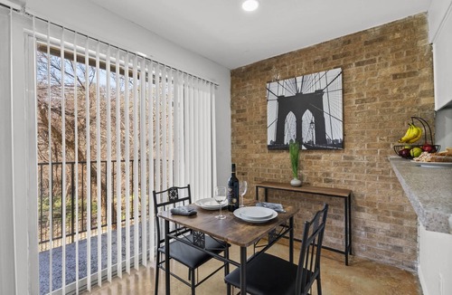 Bouldin Apartment | So. Congress PARK VIEW | Free Pkg