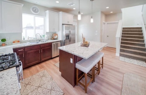 Hildale House | So Zion Coral Cliffs, 4Bed, 3Bath, Hot Tub, Deck, Fire Pits, Mountain View