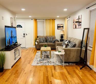 Randolph Apartment | Soaking Tub Luxury 3-Bedroom TownHouse